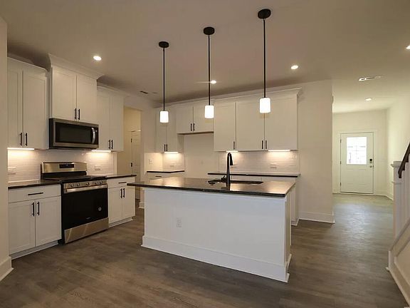 3rd image of 473 Autumn Rain St
