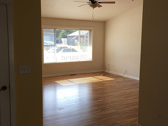 3rd image of 518 SE Neptune Ave