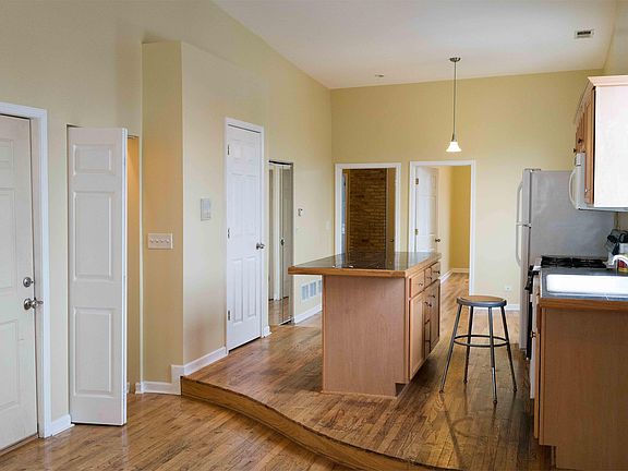 2nd image of 525 N Ashland Ave