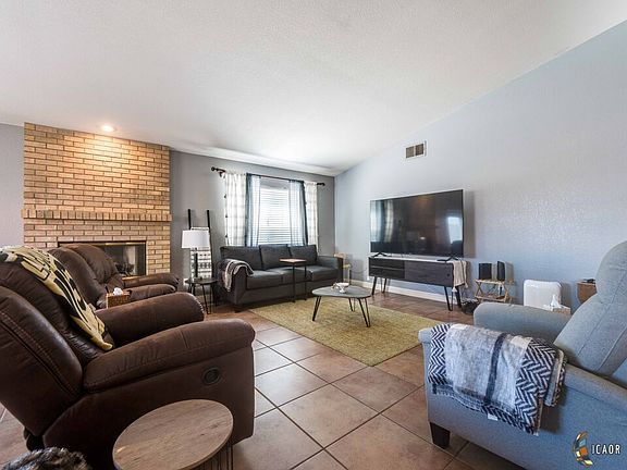 5th image of 572 Larkspur Ln