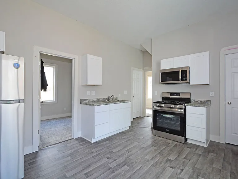 294 Winifred St E — Photo 3