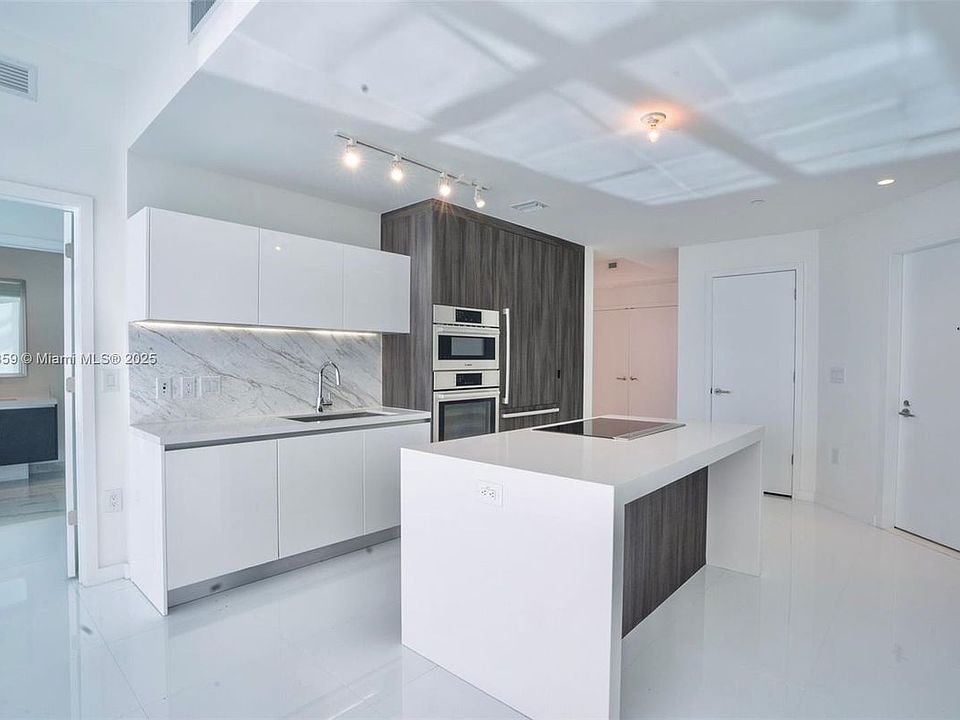 2nd image of 851 NE 1st Ave #3908