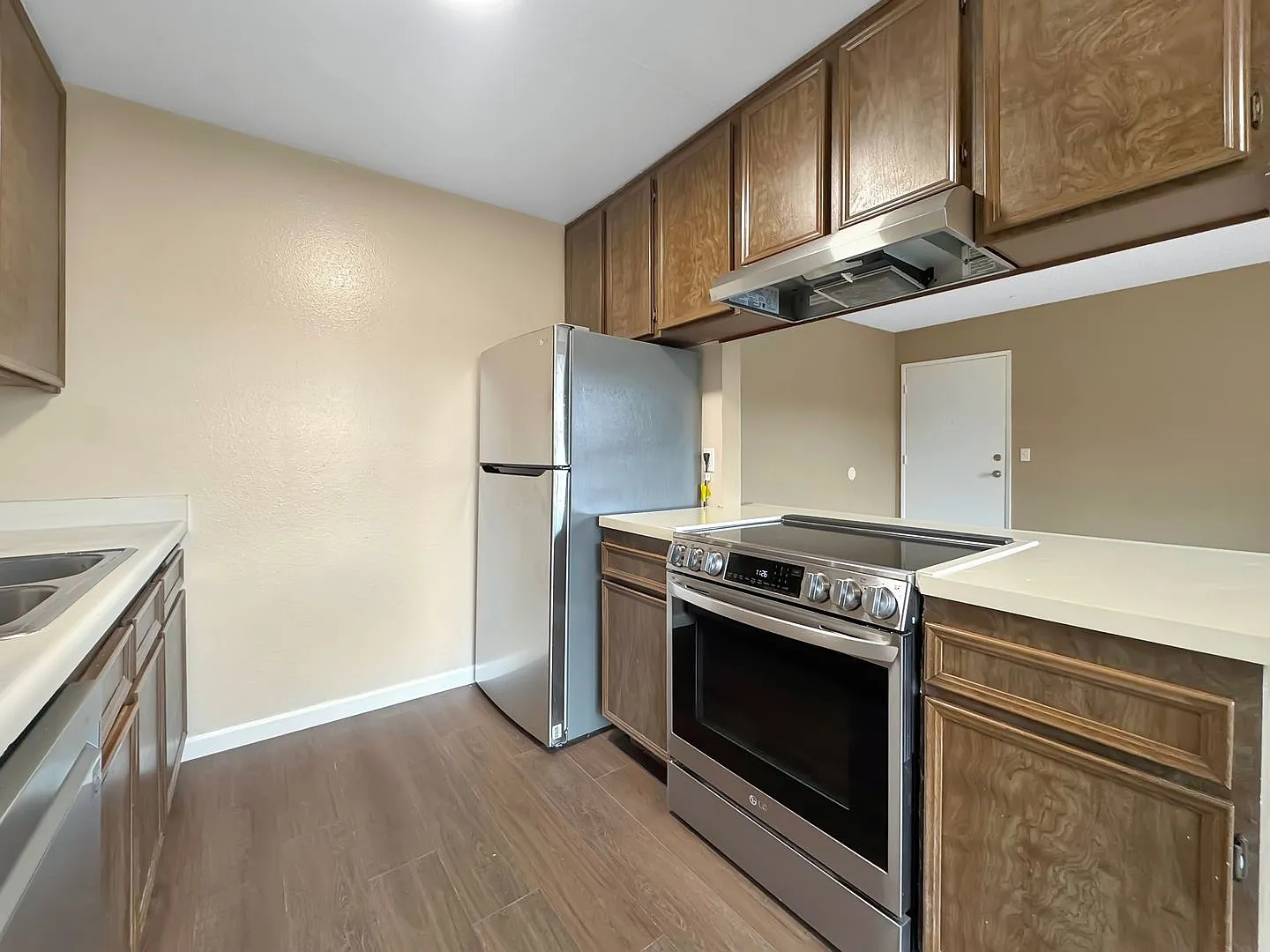 Sd: 2bd/1ba Condo In Mira Mesa W/ Balcony, Reserved Parking & Community Pool! — Photo 4