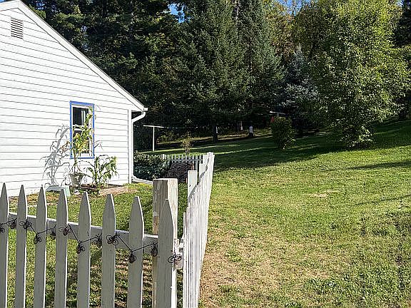 4th image of 416 Spring Creek Rd S