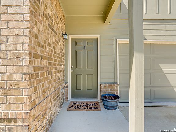 3rd image of 824 Shrike Lane
