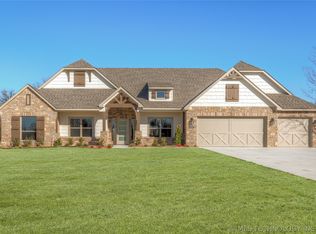 2114 E 45th Pl, Sand Springs, OK 74063