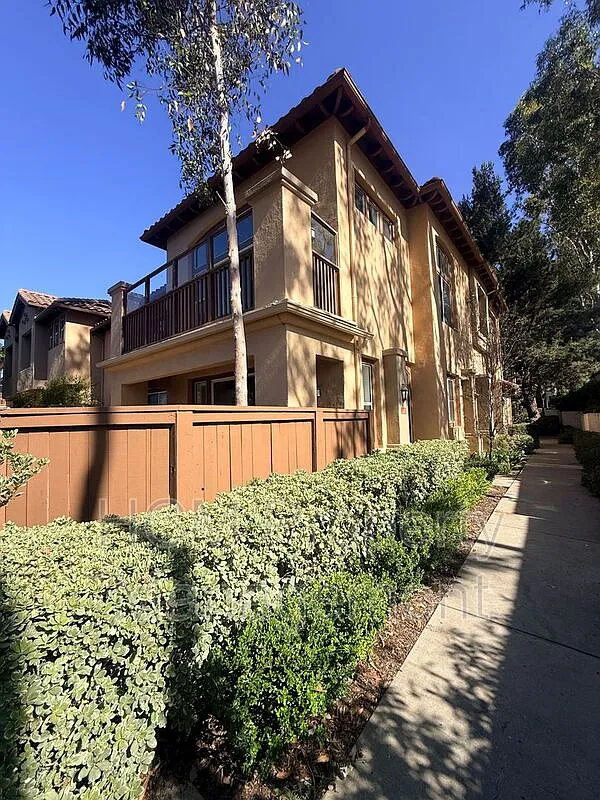 2 bed, 2.0 bath, 1053 sqft, $3,200 — Photo 1