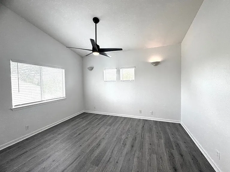 3410 Speedway #B — Photo 22