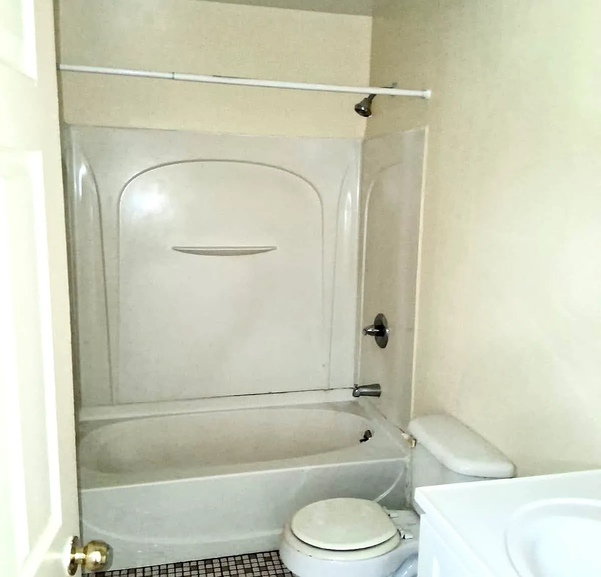 2 bed, 1000 sqft, $1,600 — Photo 3