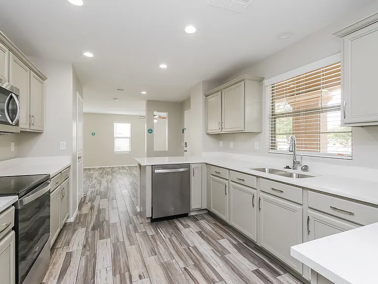 3348 E Franklin Ave — Photo 8