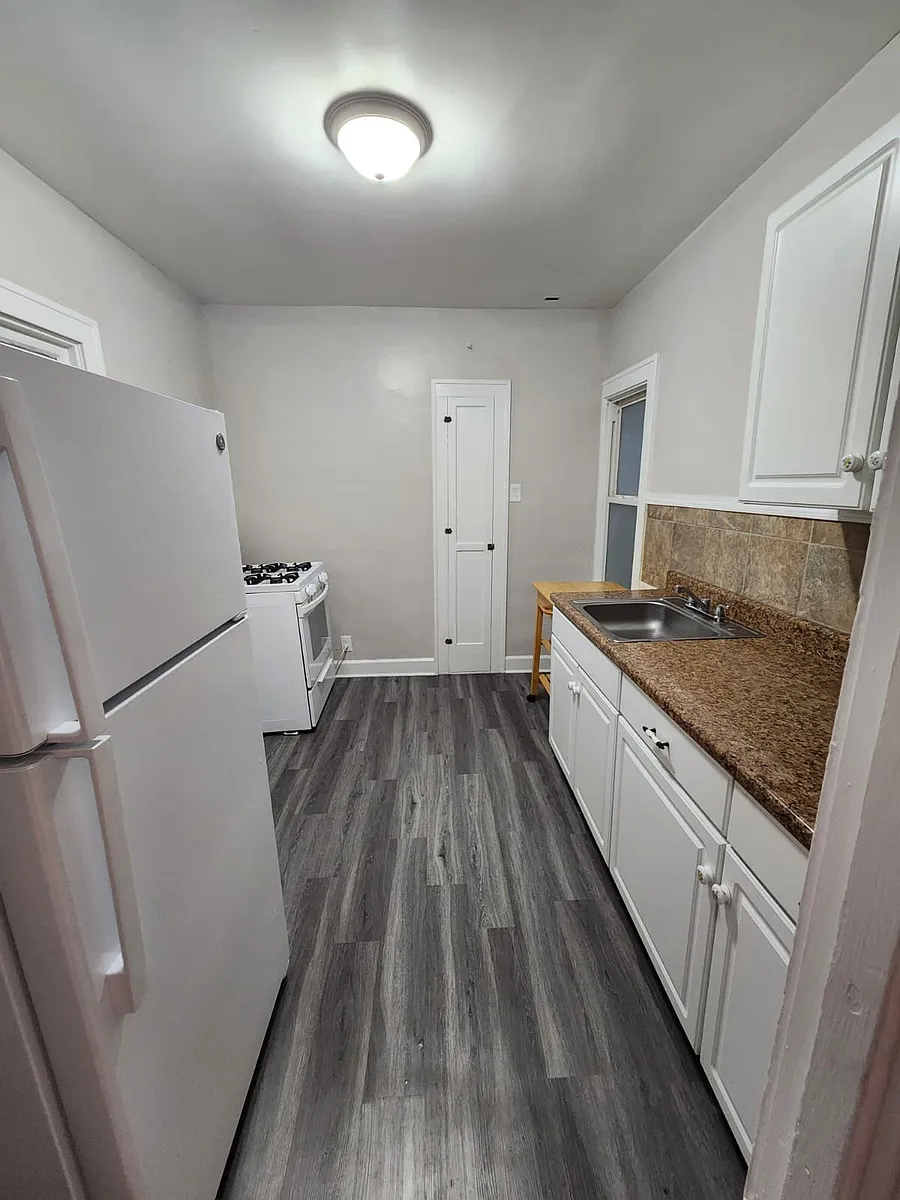 Building Photo - 713 Broadway Ave #2