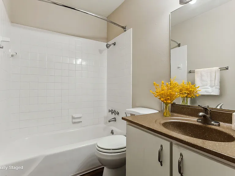 Royal Ridge Apartments — Photo 17