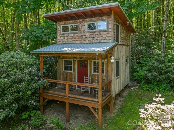 477 Locust Dr, Maggie Valley, NC 28751