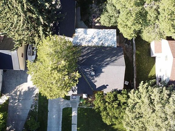 3rd image of 135 E 19th St