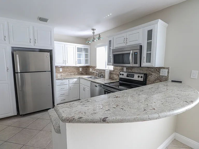 Oceanaire Villa Apartments — Photo 4