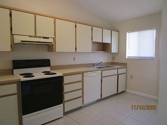 4th image of 143 Breezeway Ct