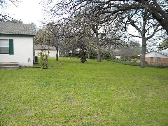 3rd image of 708 Oakwood Ln