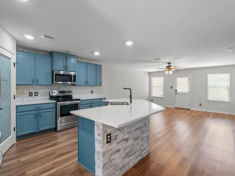 2819 Davis Trce — Photo 3