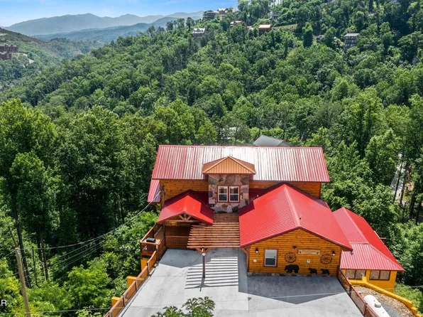 720 Pinecrest Dr, Gatlinburg, TN 37738
