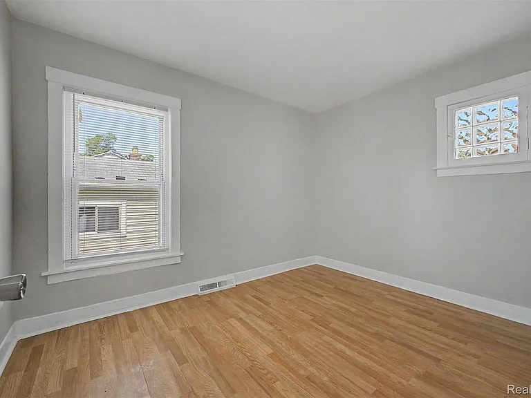 1301 E Muir Ave — Photo 9