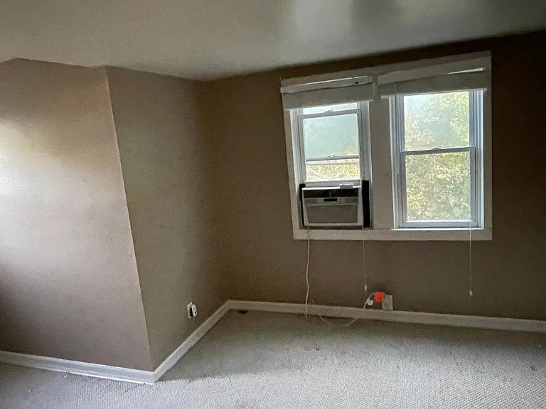 1004 Gillock St — Photo 6