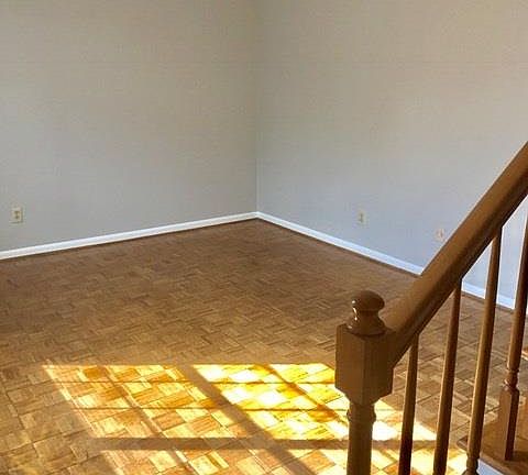 2nd image of 1002 Willow Dr APT 101