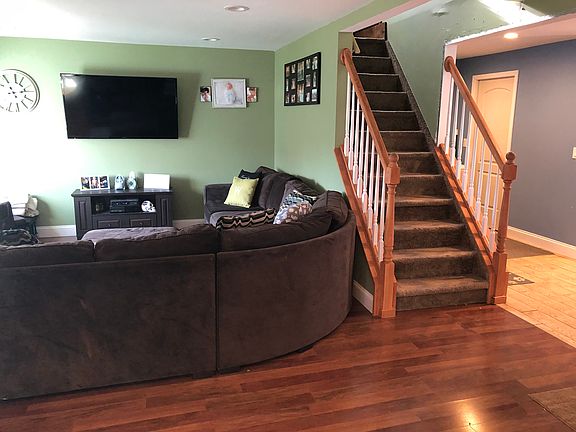 4th image of 146 Wellington Ave