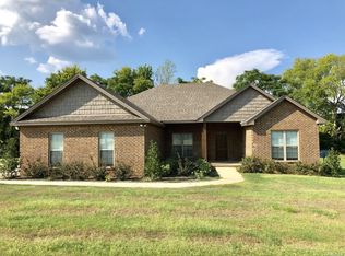 2126 Waterstone Dr, Deatsville, AL 36022