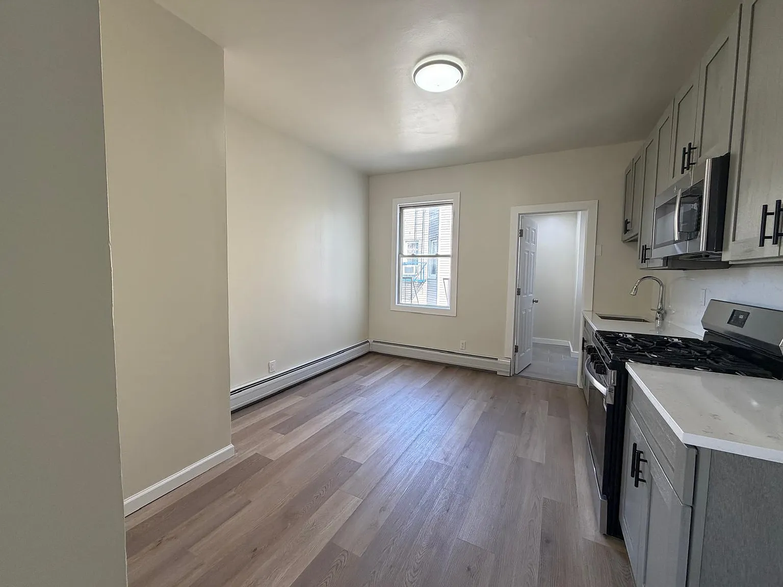 2 bed, 750 sqft, $2,100 — Photo 3