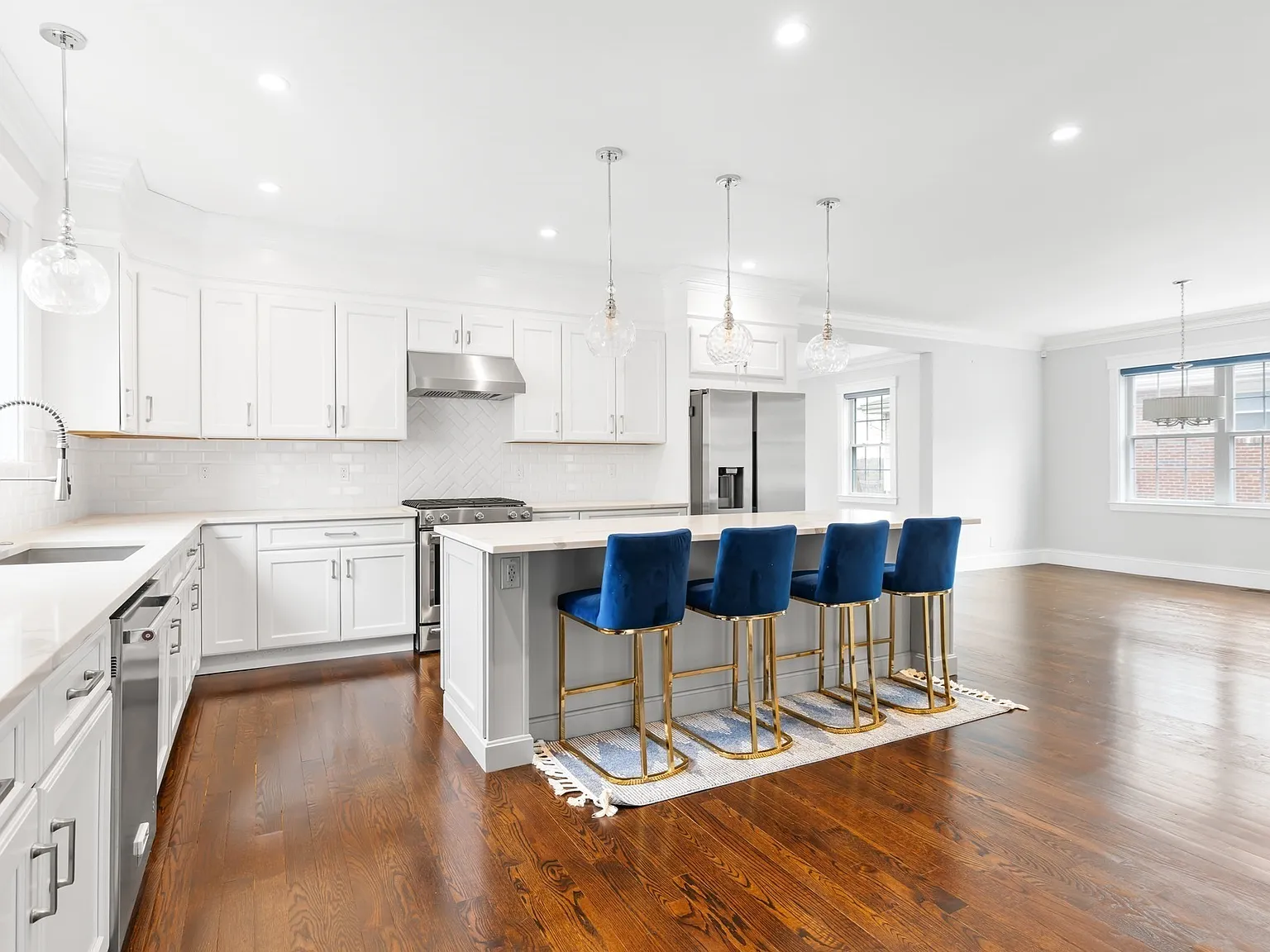 5 bed, 2.5 bath, 3288 sqft, $8,500 — Photo 2