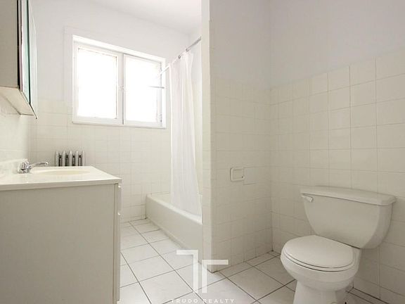 5th image of 3933 N Pine Grove Ave #39333S