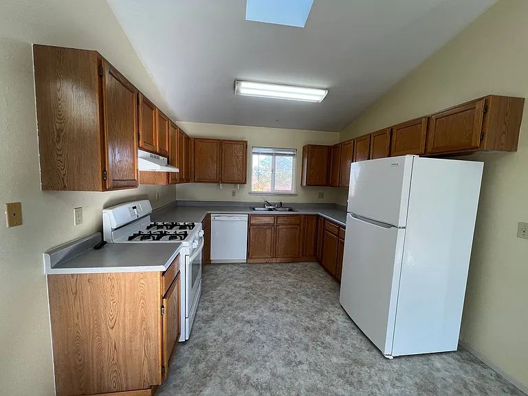 1805 Caroline Ave — Photo 5