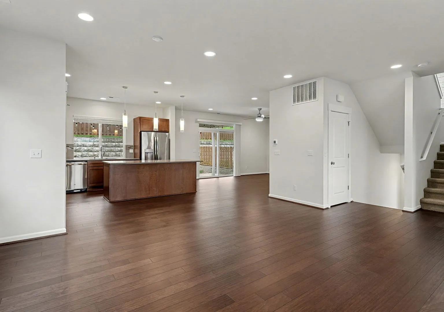 Brightview 4Bedroom with MainFloor Bedroom, 3Car Garage, and Exceptional Outdoor Space — Photo 3