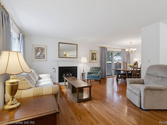 3rd image of 2078 Parmenter Blvd