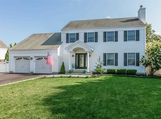 4 Raider Run, Miller Place, NY 11764