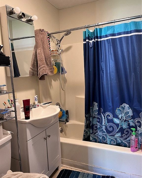 2nd image of 910 W 51st St