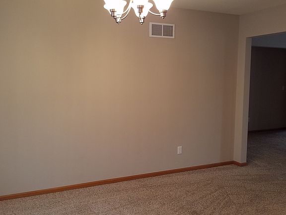 4th image of 216 English Oak Ln