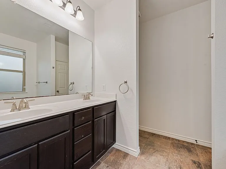 1816 Castle Creek Dr — Photo 17