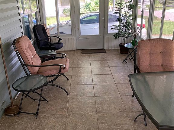 Florida room/ sunroom