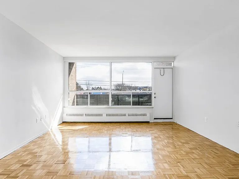 1219 Dundas St W — Photo 6