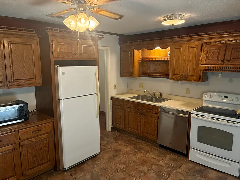 2205 Amy Ann St — Photo 7