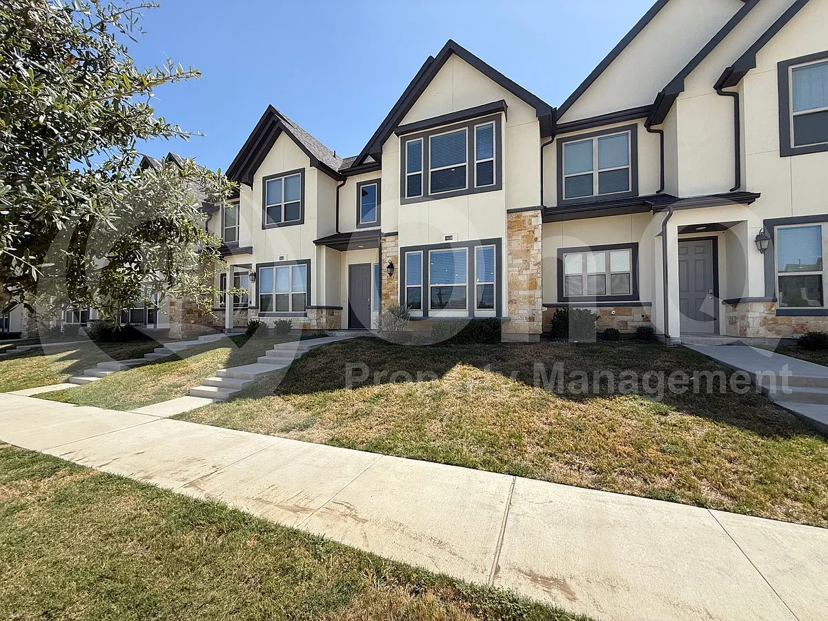 4 bed, 2.5 bath, 2159 sqft, $2,449 — Photo 3