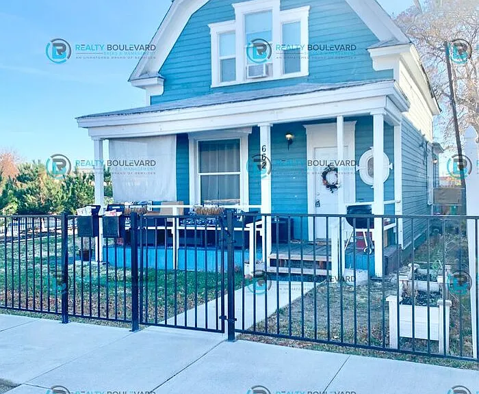 662 Eureka Ave — Photo 2