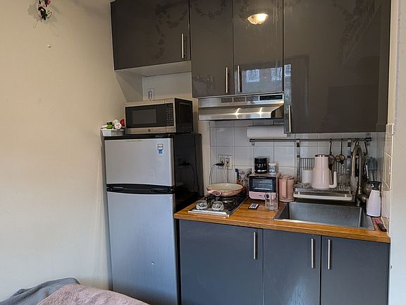 2nd image of 319 W 30th St APT D1