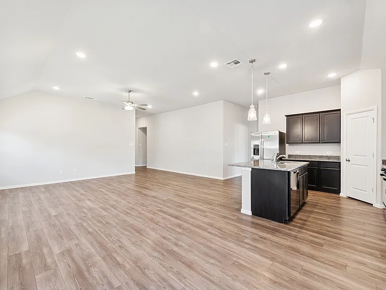 1421 Avalon Ct — Photo 4