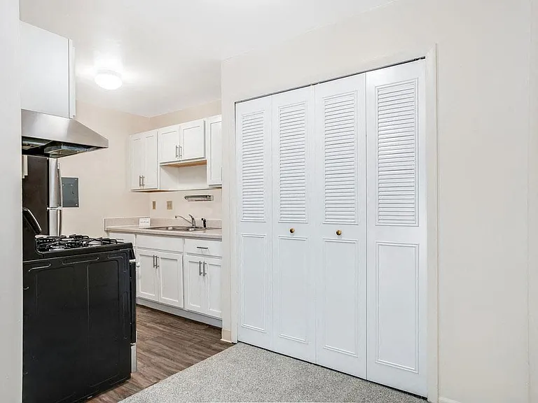 Wood Creek Apartments — Photo 18