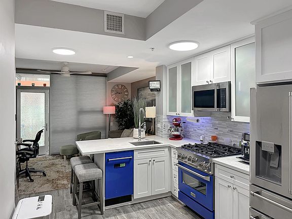 4th image of 321 10th Ave Unit 305