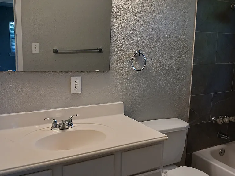 330 S Algeria St — Photo 5
