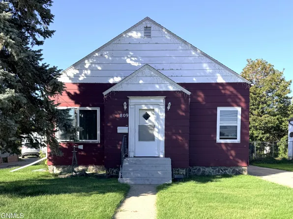 809 4th Ave NW, Jamestown, ND 58401