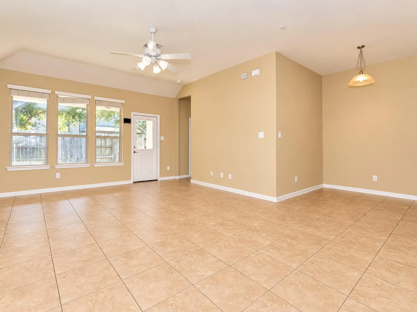 3 bed, 2.0 bath, 1796 sqft, $2,300 — Photo 4